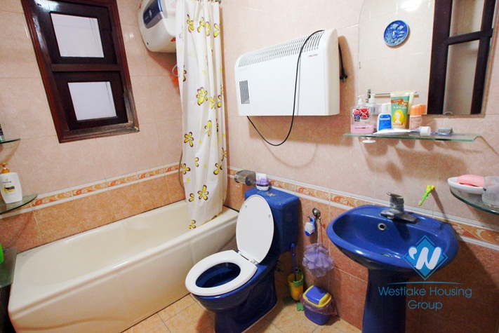 Cheap house for rent in Nghi Tam area, Tay Ho, Ha Noi